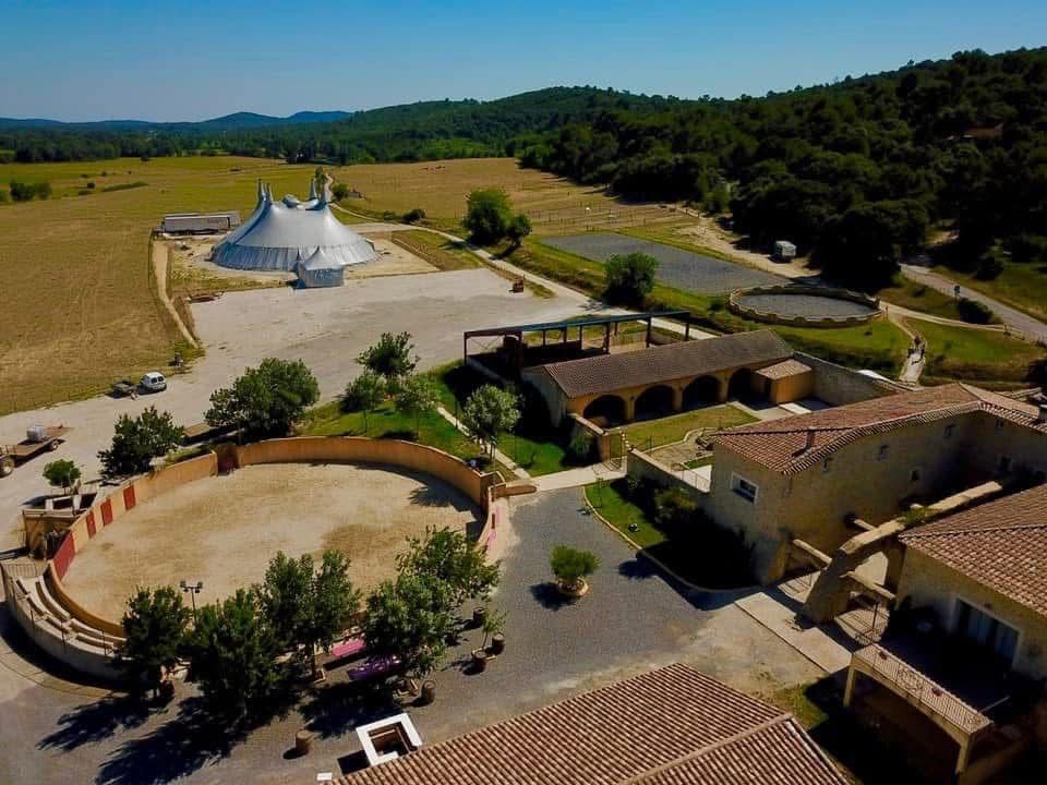 Le chapiteau du Mas du Sire au milieu des collines et des arbres